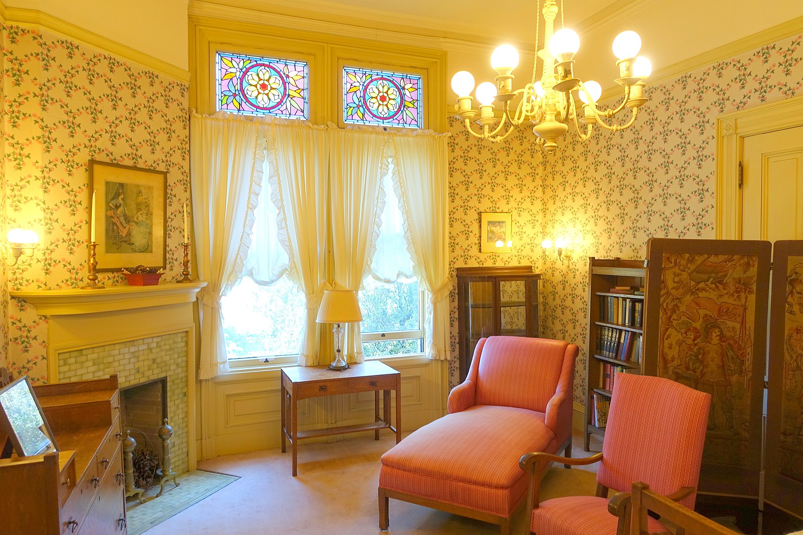 1599px-Back_bedroom_-_Haas-Lilienthal_House_-_San_Francisco,_CA_-_DSC05082